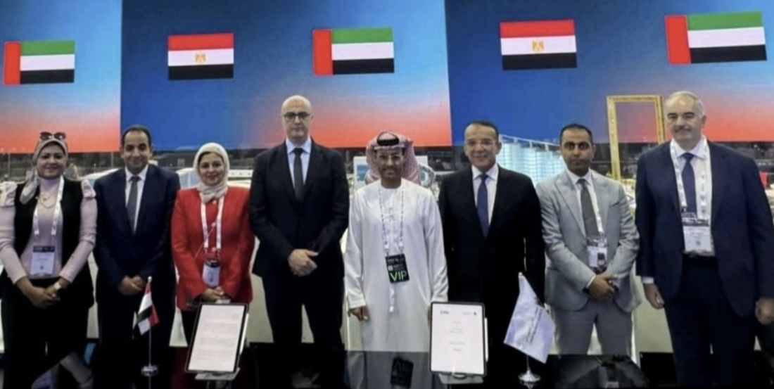 جانب من التوقيع 