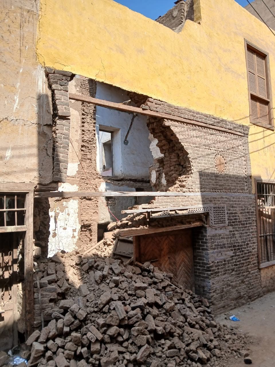 هدم واجهة آثر إسلامى في إسنا يثير الجدل