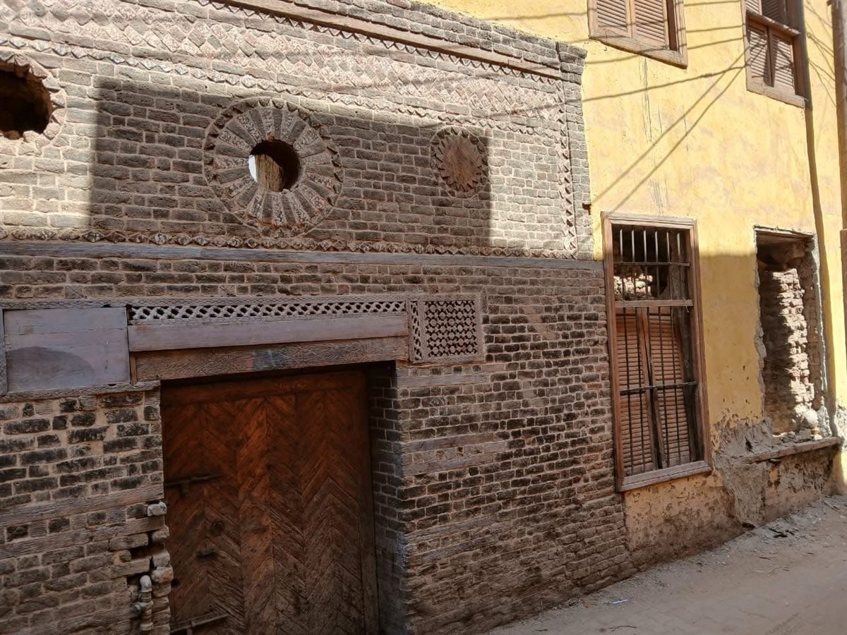 هدم واجهة آثر إسلامى في إسنا يثير الجدل