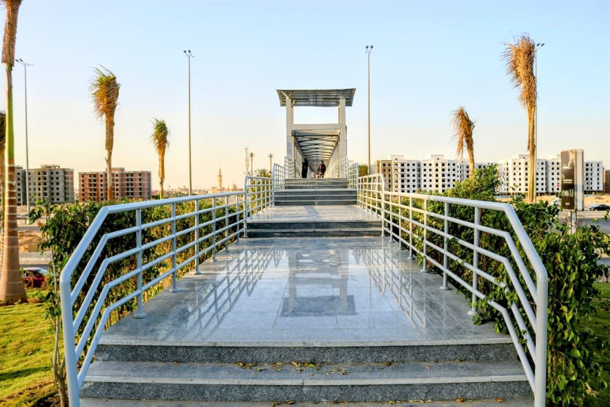 كوبري المشاة أمام بوابة مدينتي 2