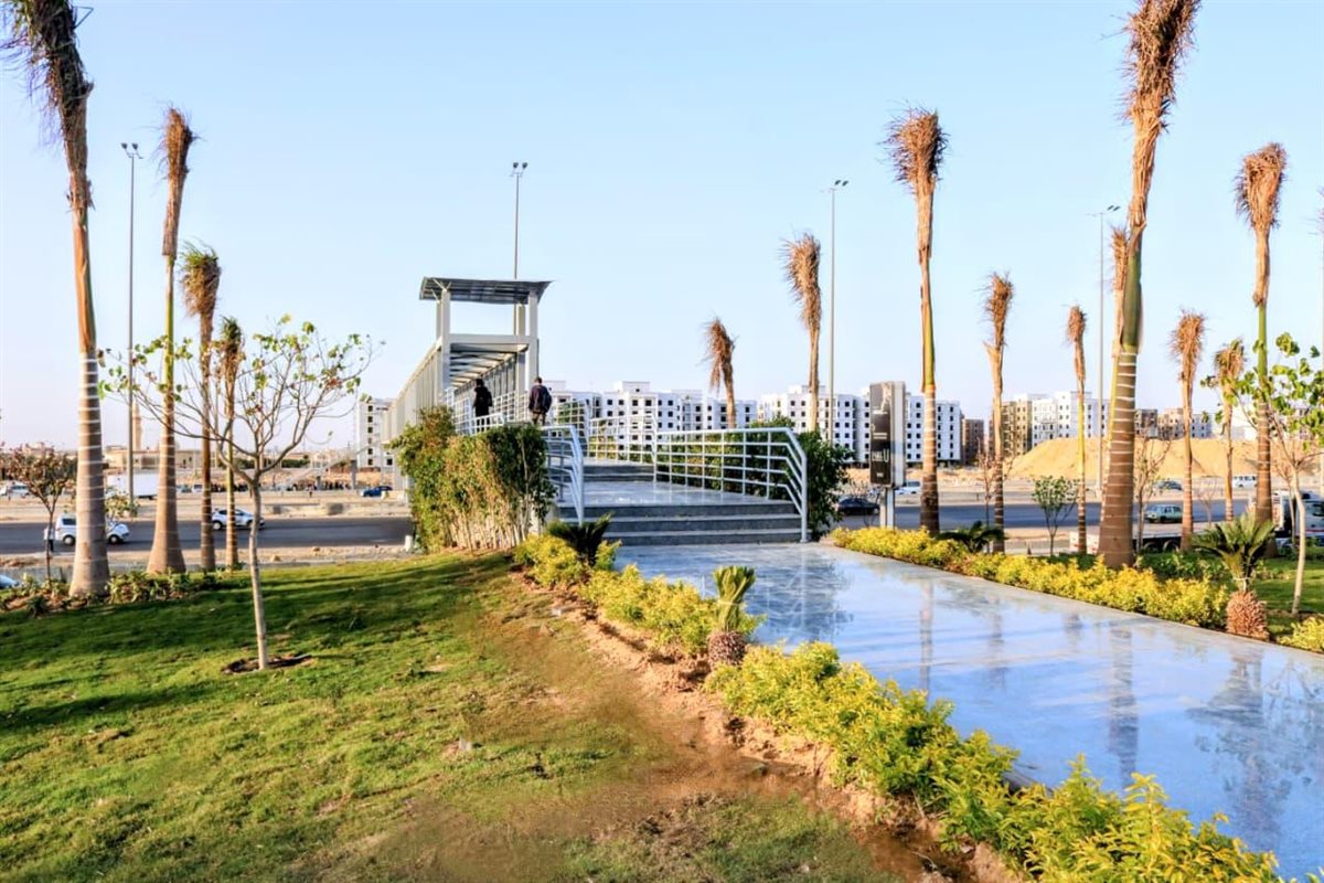 كوبري المشاة أمام بوابة مدينتي 2