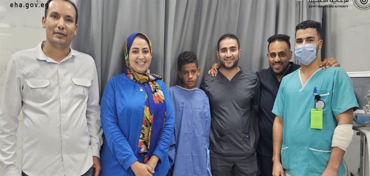 الفريق الطبي مع الصغير عقب إنقاذة