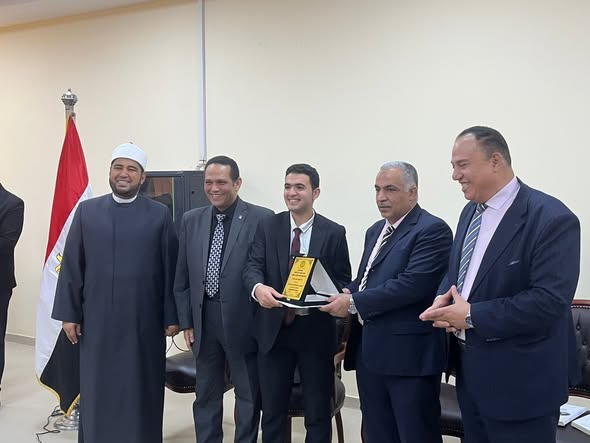 الطالب طه الحسين من كلية الإعلام بنين يفوز بالمركز الثامن في مسابقة القراءة الحرة على مستوى جامعة الأزهر <br> 