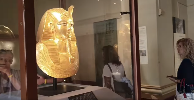  القناع الجنائزي الذهبي للملك بسوسنس الأول