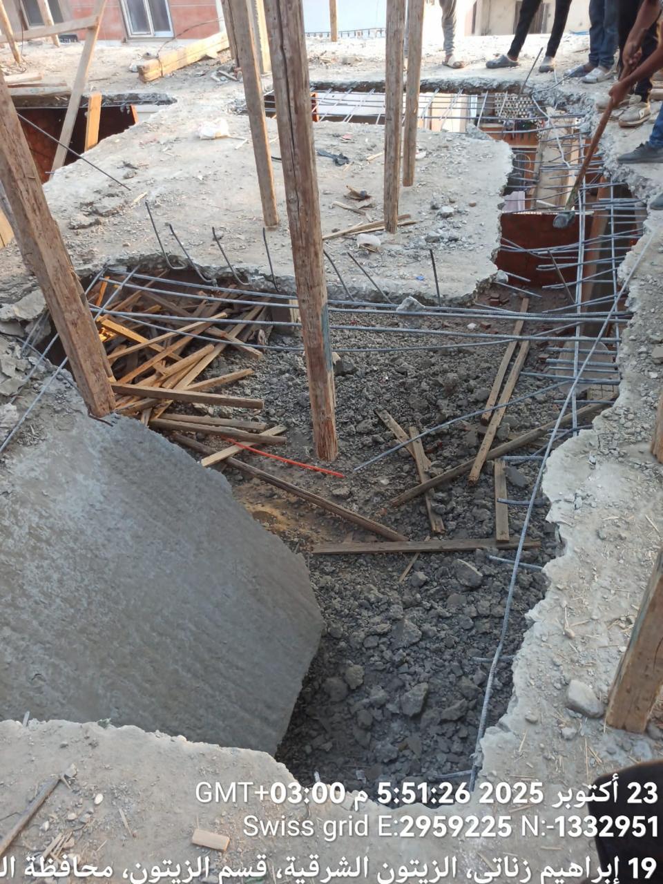 إزالة عدد من الأدوار المخالفة لتراخيص البناء في بعض العقارات بحي الزيتون