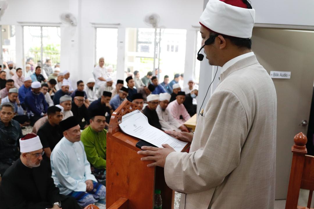 مفتي الجمهورية يؤدي صلاة الجمعة بمسجد القدوس في العاصمة الماليزية كوالالمبور برفقة رئيس الوزراء الماليزي