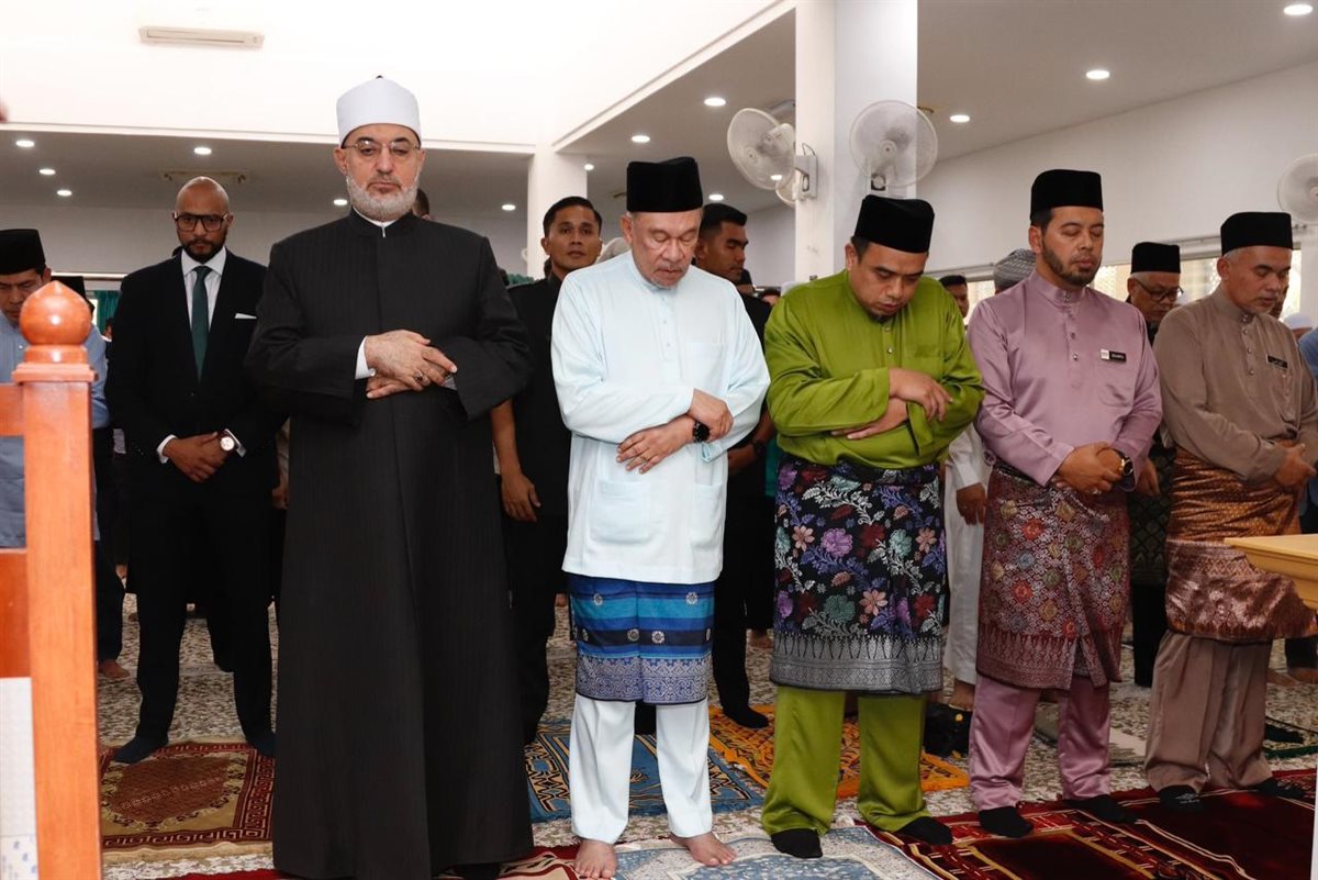 مفتي الجمهورية يؤدي صلاة الجمعة بمسجد القدوس في العاصمة الماليزية كوالالمبور برفقة رئيس الوزراء الماليزي