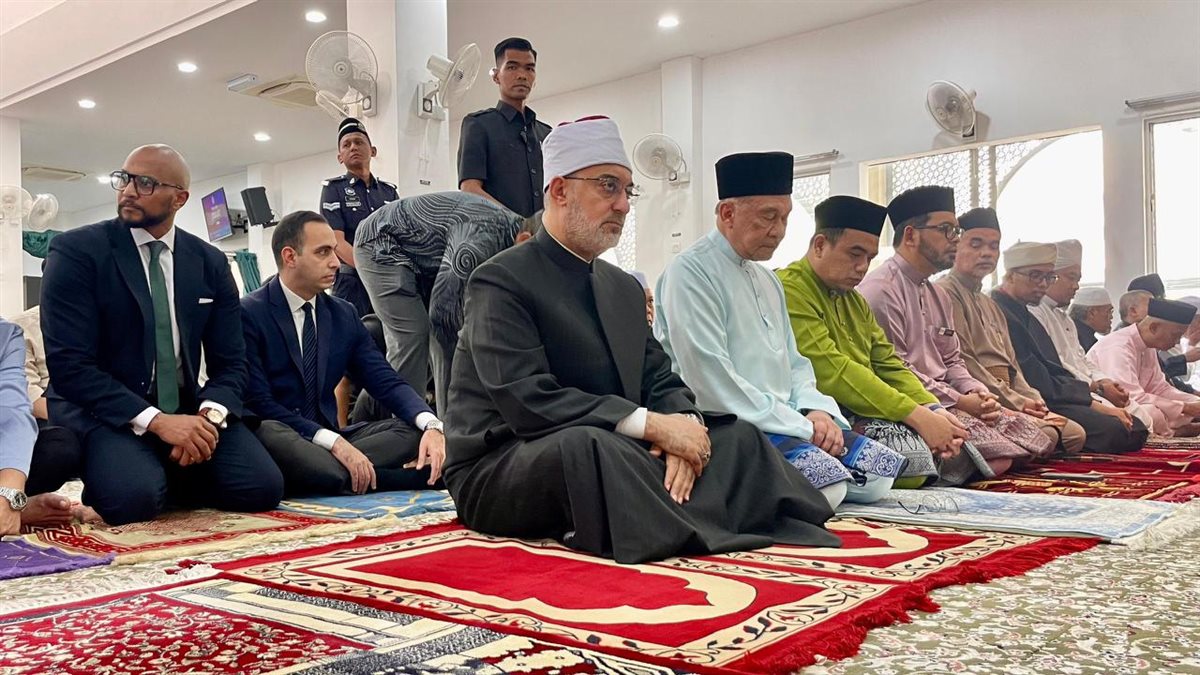 مفتي الجمهورية يؤدي صلاة الجمعة بمسجد القدوس في العاصمة الماليزية كوالالمبور برفقة رئيس الوزراء الماليزي
