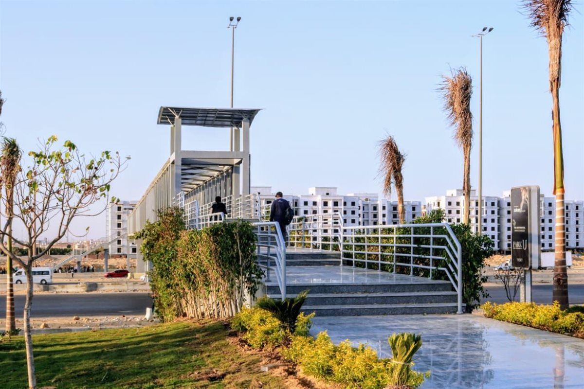 كوبري المشاة أمام بوابة مدينتي 2