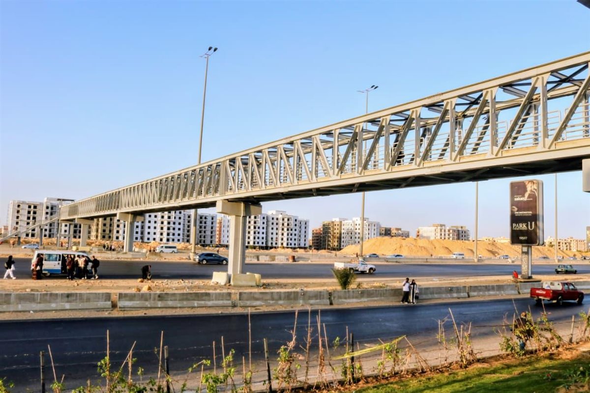 كوبري المشاة أمام بوابة مدينتي 2