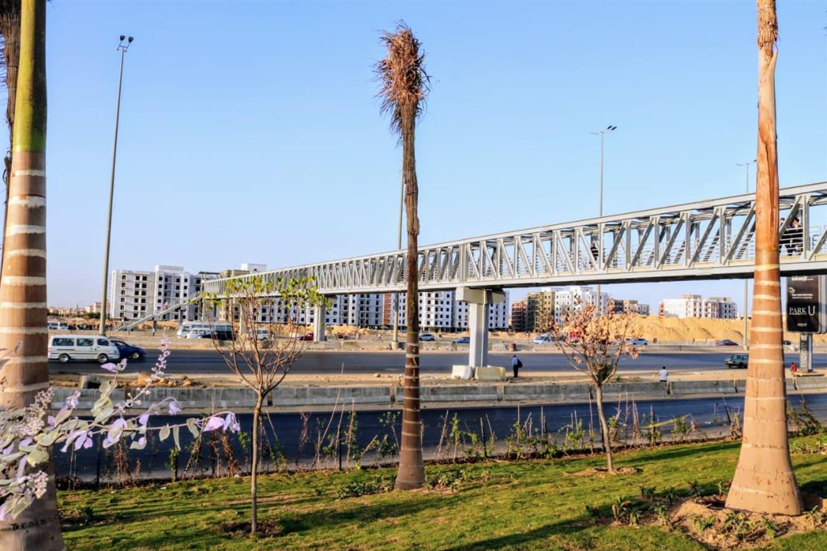 كوبري المشاة أمام بوابة مدينتي 2