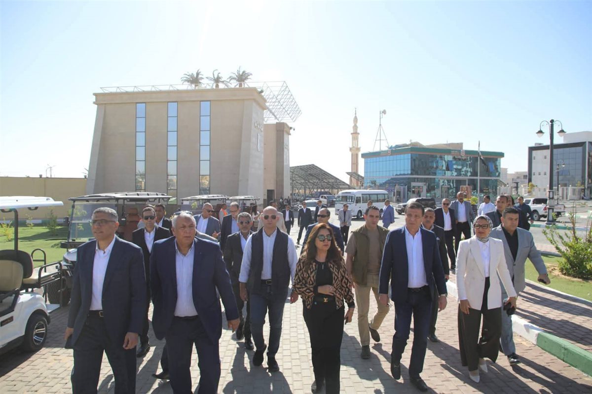 وزيرا التنمية المحلية والزراعة يتفقدان مجمع المصالح الحكومية للخدمات الذكية في الوادي الجديد