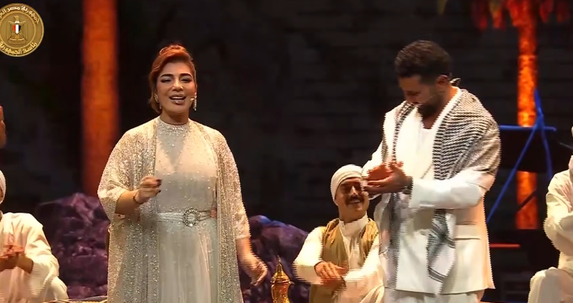 بالشال الفلسطيني والطريقة البدوية.. أحمد سعد وأصالة يشاركان في احتفالية وطن السلام