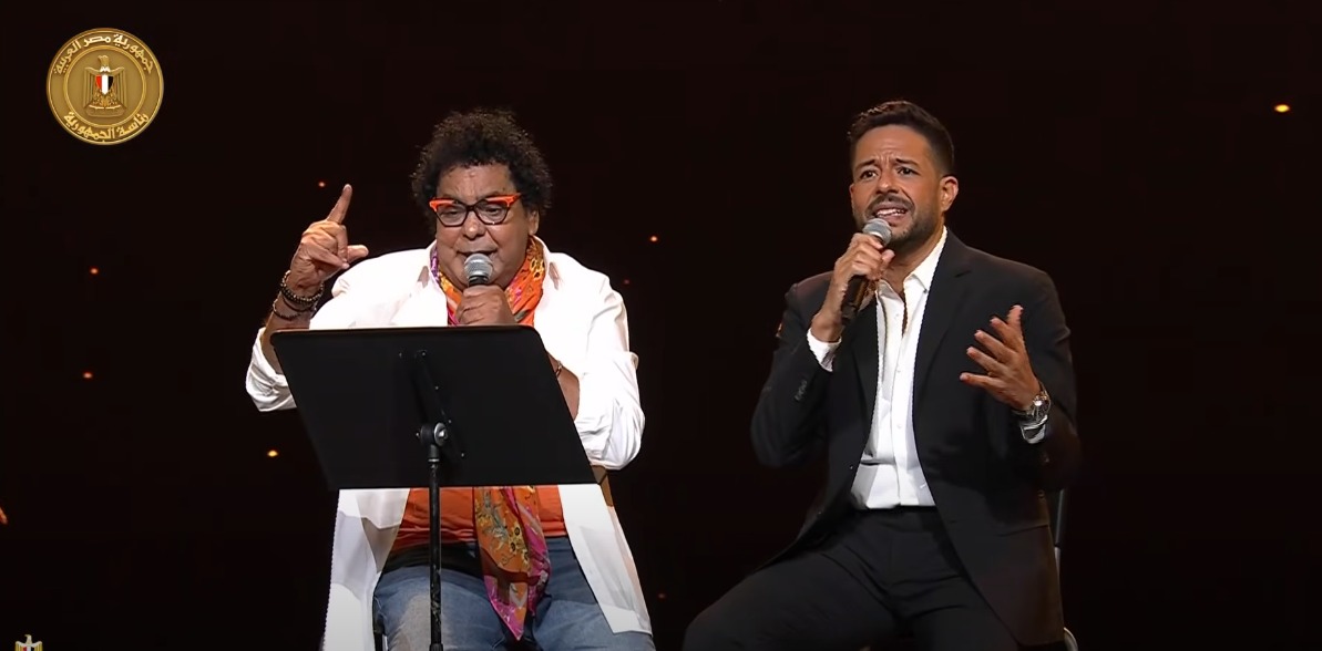 الكينج محمد منير وحماقي يقدمان أغنية لـ فلسطين أمام الرئيس السيسي في احتفالية وطن السلام