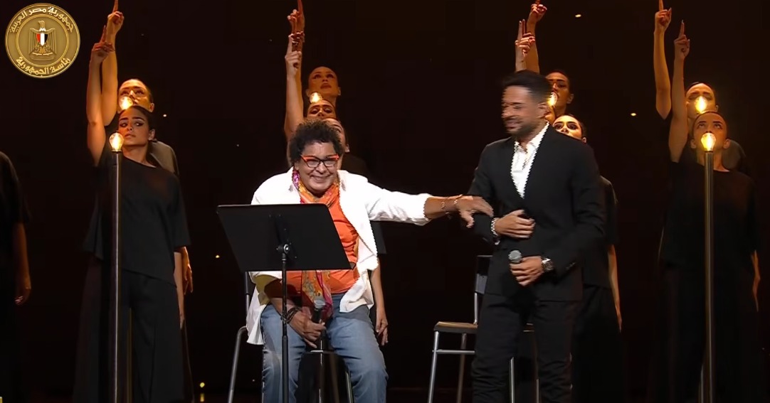 الكينج محمد منير وحماقي يقدمان أغنية لـ فلسطين أمام الرئيس السيسي في احتفالية وطن السلام