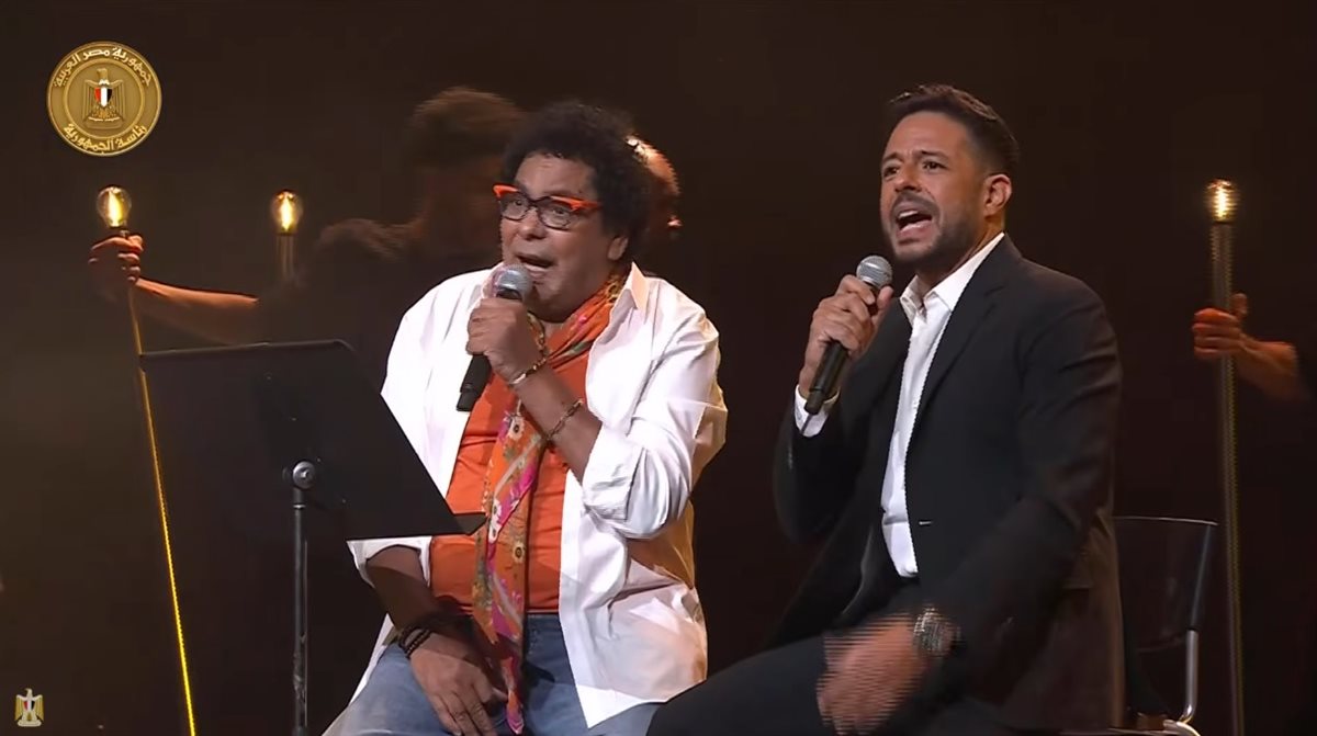 الكينج محمد منير وحماقي يقدمان أغنية لـ فلسطين أمام الرئيس السيسي في احتفالية وطن السلام