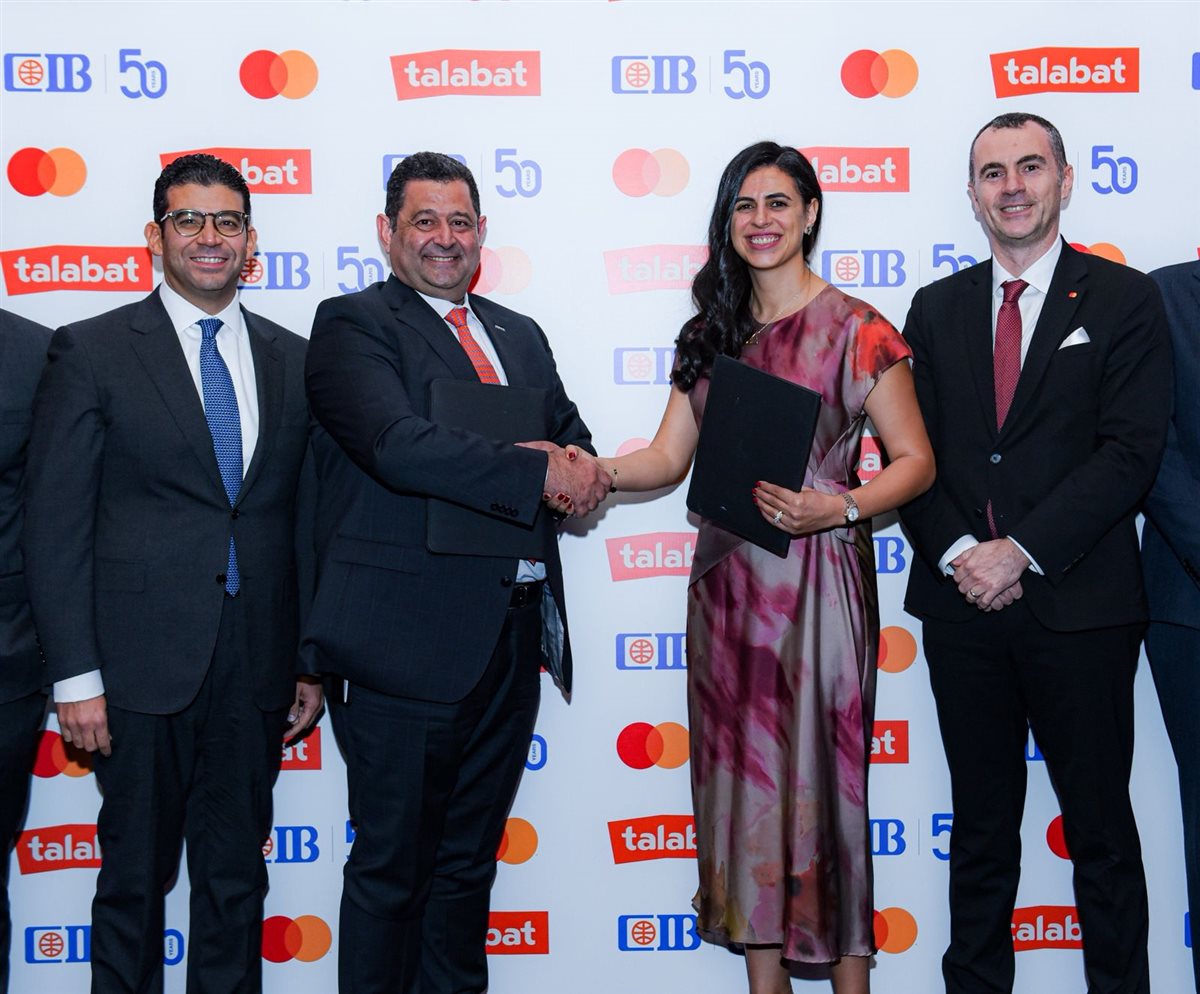 جانب من التوقيع