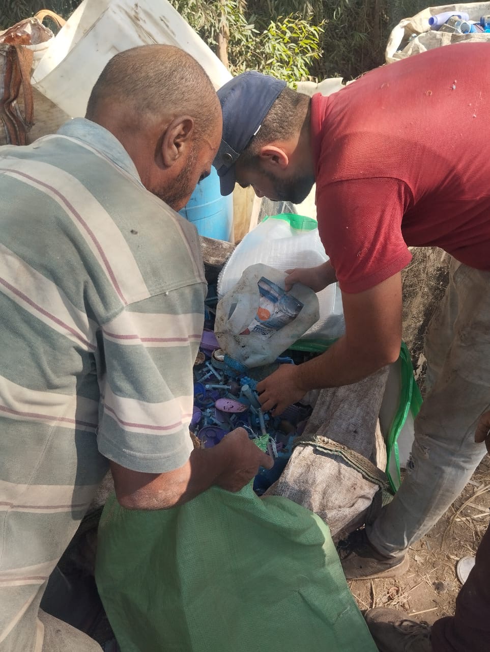 ضبط مخزن مخالف لتجميع النفايات الطبية والصلبة بمحلة دمنة بالدقهلية