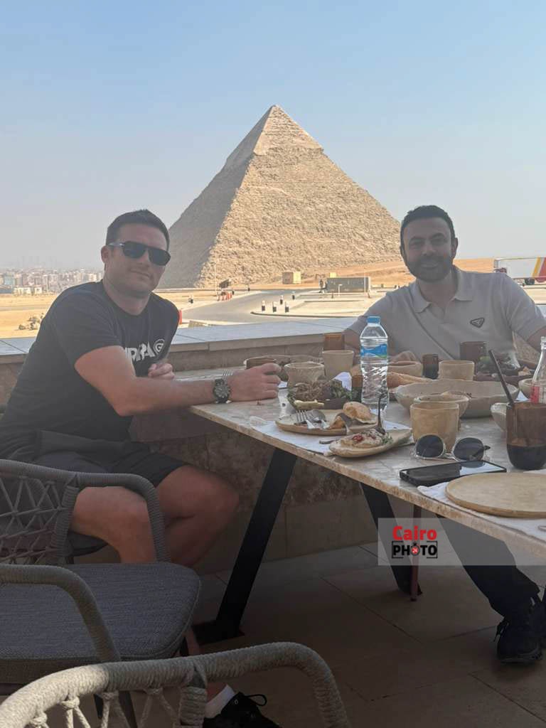 محمد كريم يصطحب نجل الفنان العالمي كلينت إيستوود في جولة خاصة بالأهرامات