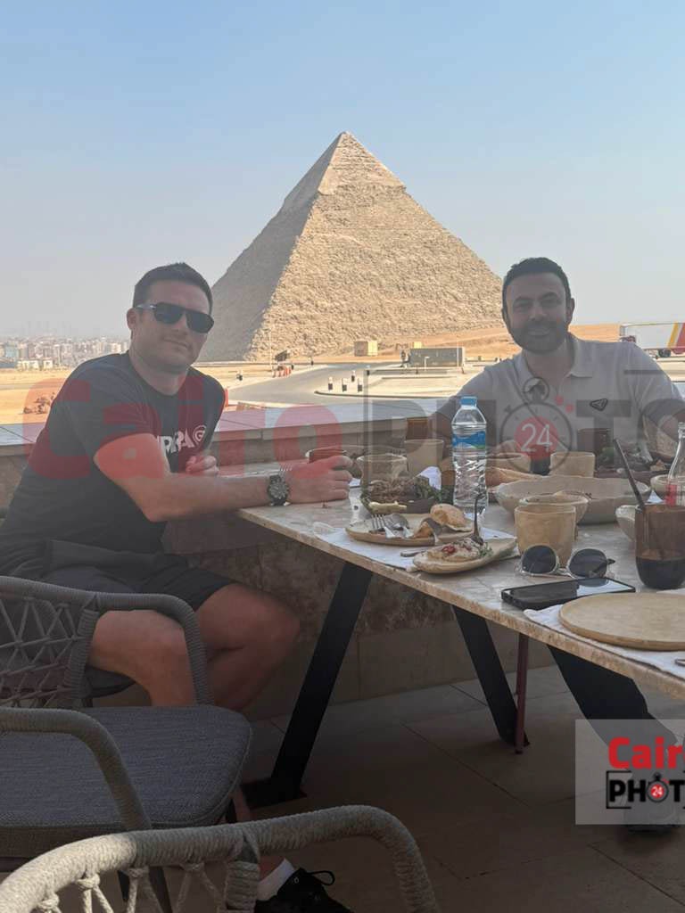 محمد كريم يصطحب نجل الفنان العالمي كلينت إيستوود في جولة خاصة بالأهرامات