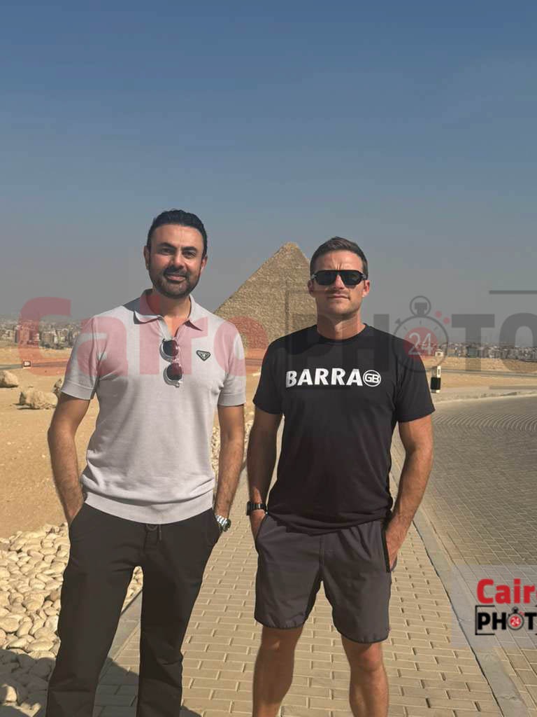 محمد كريم يصطحب نجل الفنان العالمي كلينت إيستوود في جولة خاصة بالأهرامات