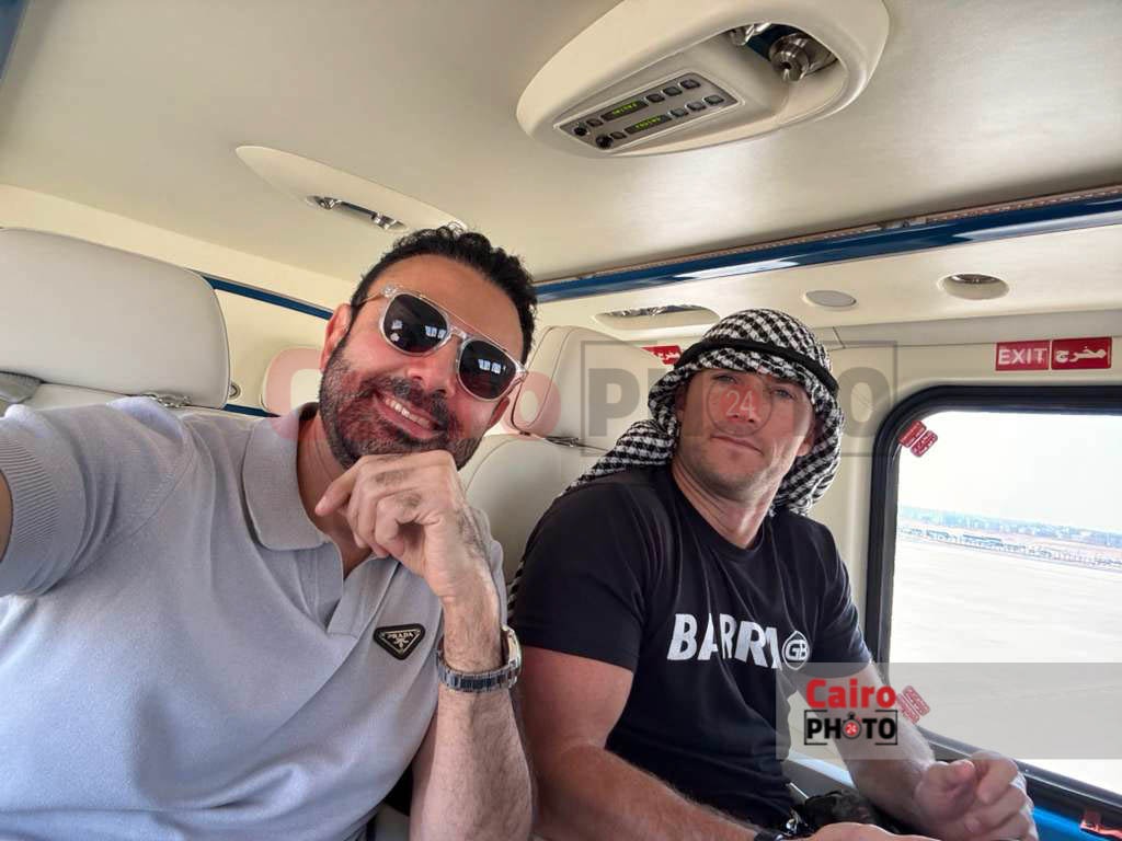 محمد كريم يصطحب نجل الفنان العالمي كلينت إيستوود في جولة خاصة بالأهرامات