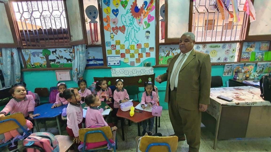 وكيل تعليم الأقصر يتابع البرنامج القومى لتنمية مهارات اللغة