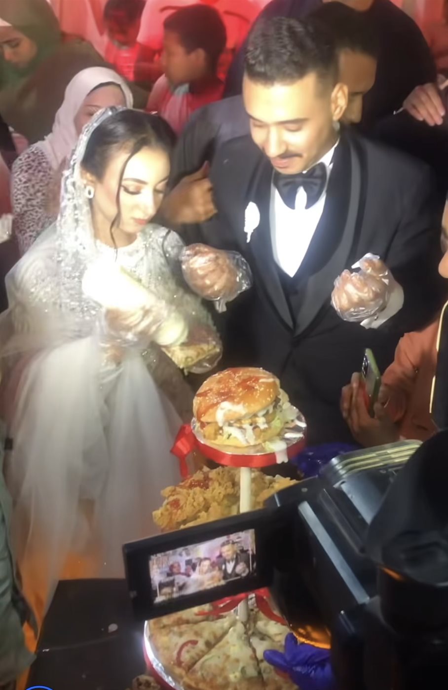 تورتة من شطائر البيتزا والشاورما 