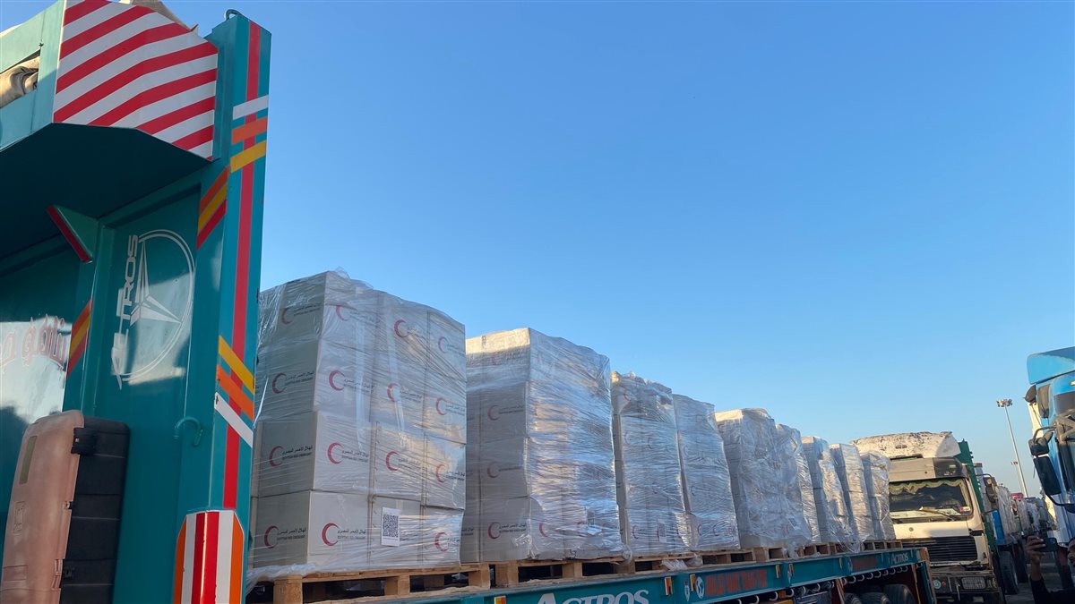 مساعدات إنسانية وبترولية إلى غزة 