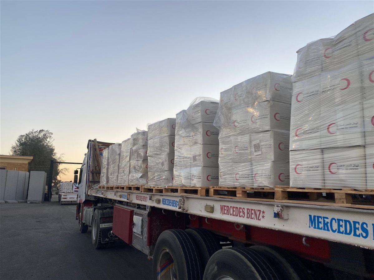 مساعدات إنسانية وبترولية إلى غزة 