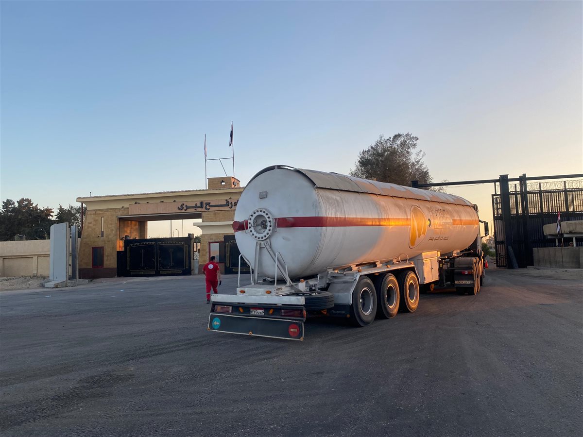 مساعدات إنسانية وبترولية إلى غزة 