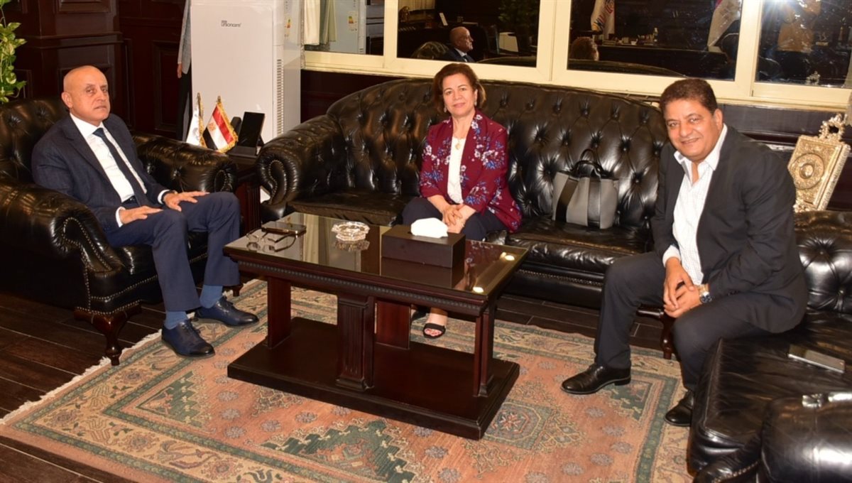 محافظ الأقصر يلتقي ادارةً مهرجان الأقصر للسينما الأفريقية 