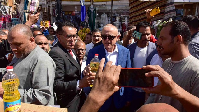 محافظ الأقصر يفتتح سوق اليوم الواحد بإسنا 