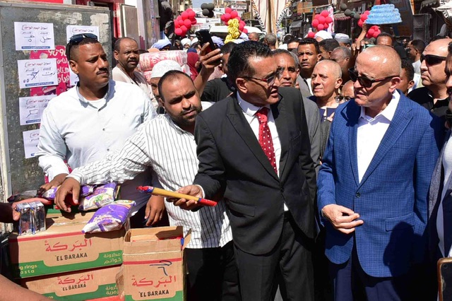 محافظ الأقصر يفتتح سوق اليوم الواحد بإسنا 