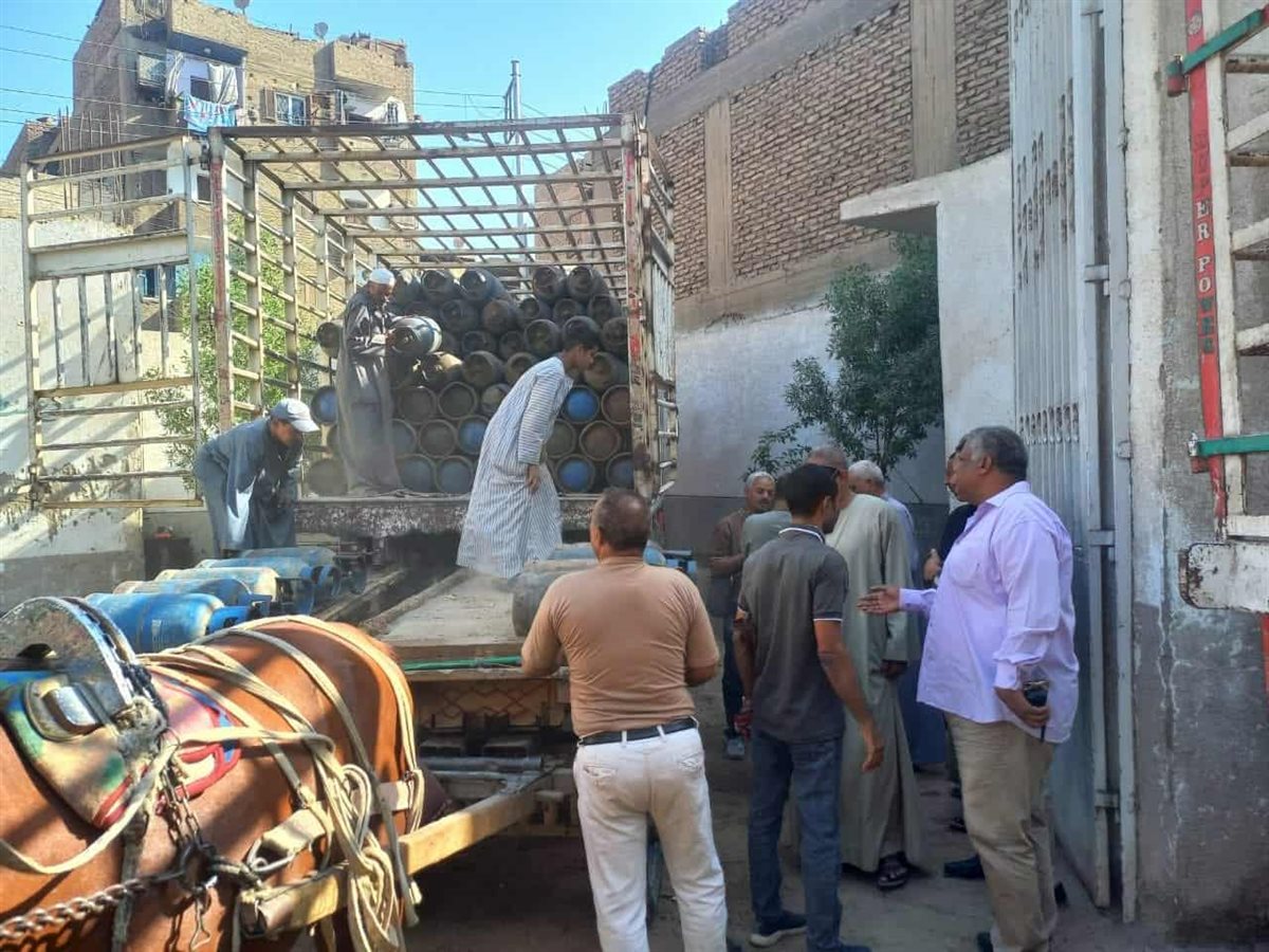 حملة مفاجئة على مستودعات أسطوانات الغاز في قنا