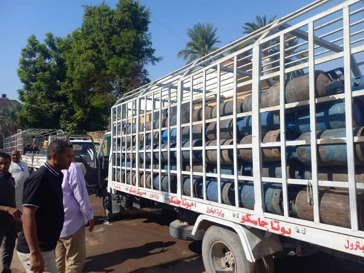 حملة مفاجئة على مستودعات أسطوانات الغاز في قنا