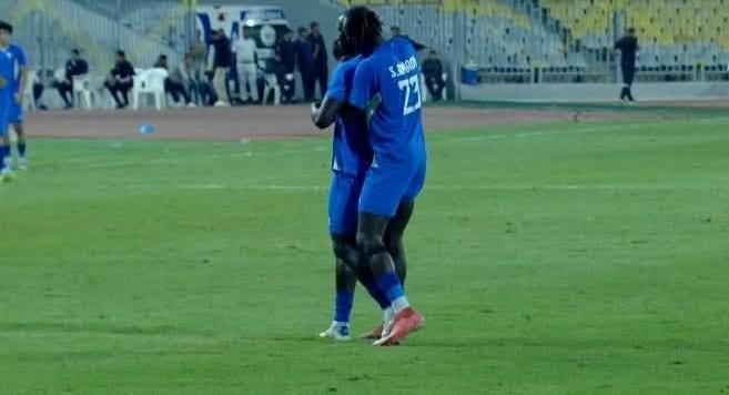 <strong>أهدرها حسام أشرف في النهاية.. شجار بين ثنائي سموحة قبل تنفيذ ركلة الجزاء في مباراة الجونة بالدوري الممتاز</strong>