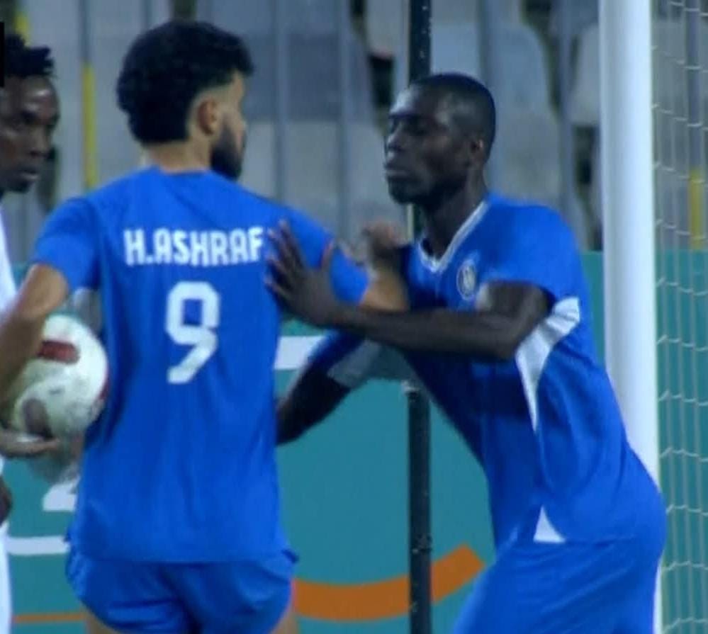 <strong>أهدرها حسام أشرف في النهاية.. شجار بين ثنائي سموحة قبل تنفيذ ركلة الجزاء في مباراة الجونة بالدوري الممتاز</strong>