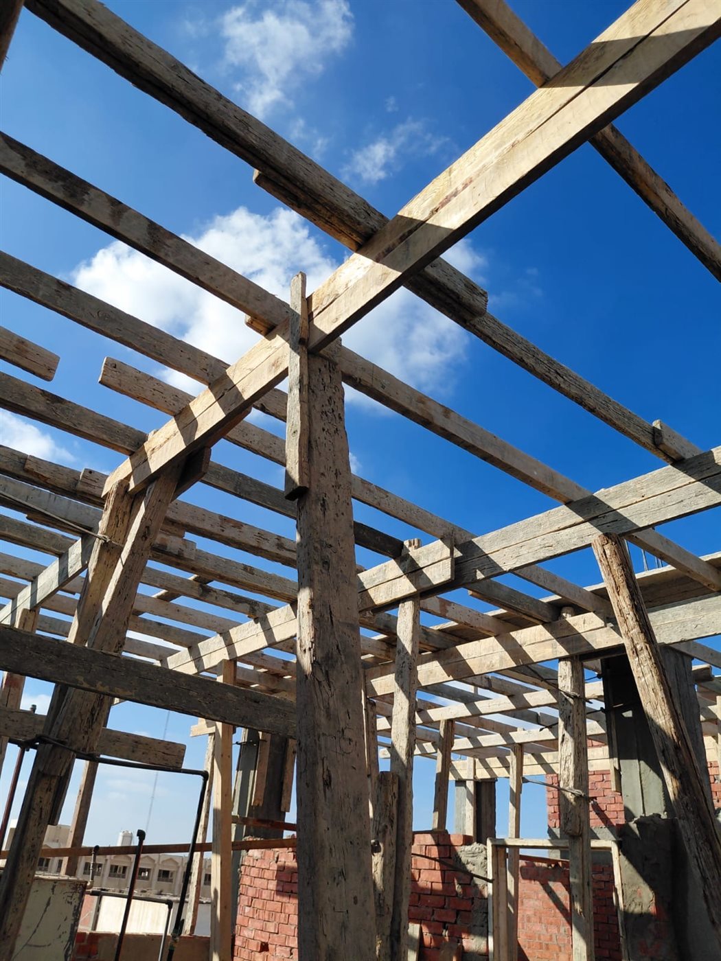 إزالة فورية لمخالفة بناء بالدور الرابع بقرية بساط ومصادرة مواد البناء