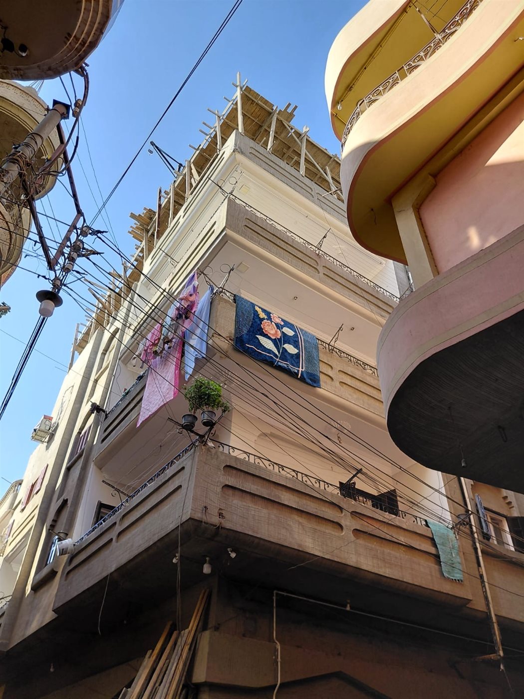 إزالة فورية لمخالفة بناء بالدور الرابع بقرية بساط ومصادرة مواد البناء