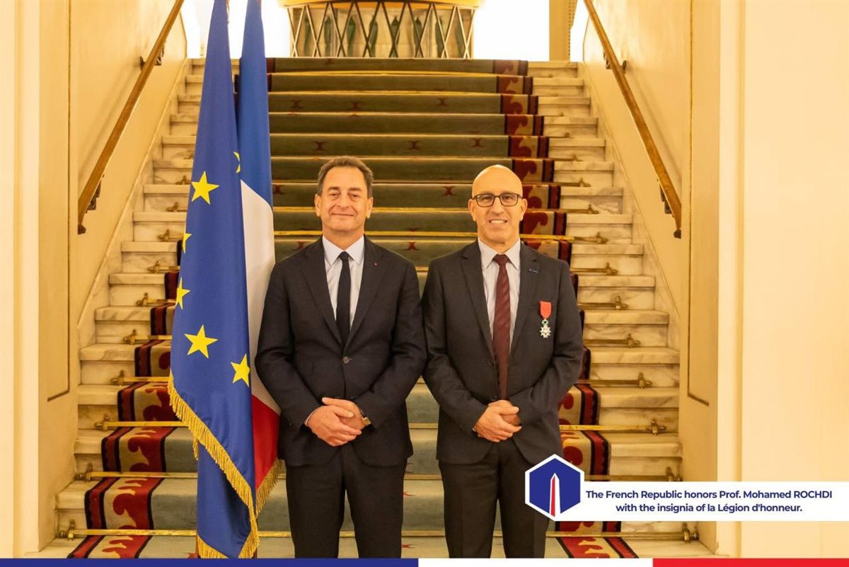 فرنسا تمنح رئيس الجامعة الفرنسية بمصر وسام جوقة الشرف من درجة فارس  