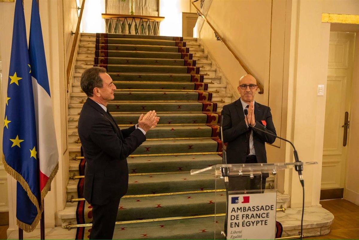 فرنسا تمنح رئيس الجامعة الفرنسية بمصر وسام جوقة الشرف من درجة فارس  