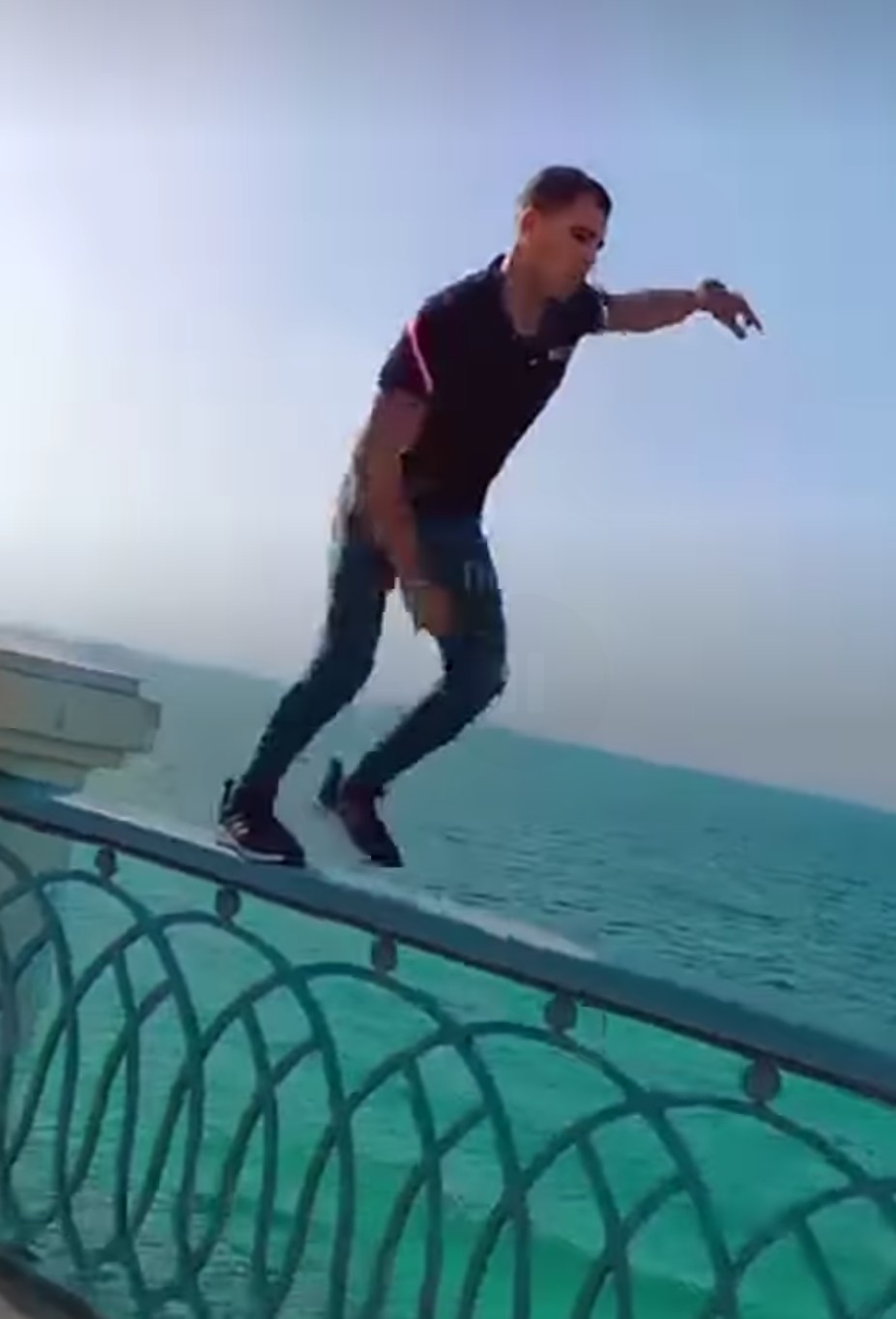 تعريض شاب حياته للخطر