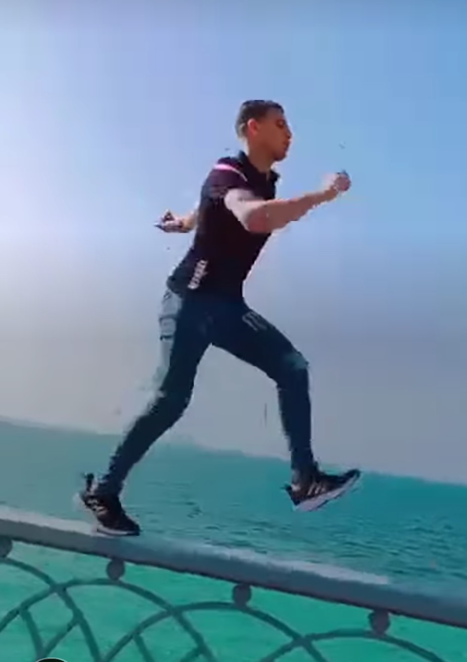 تعريض شاب حياته للخطر