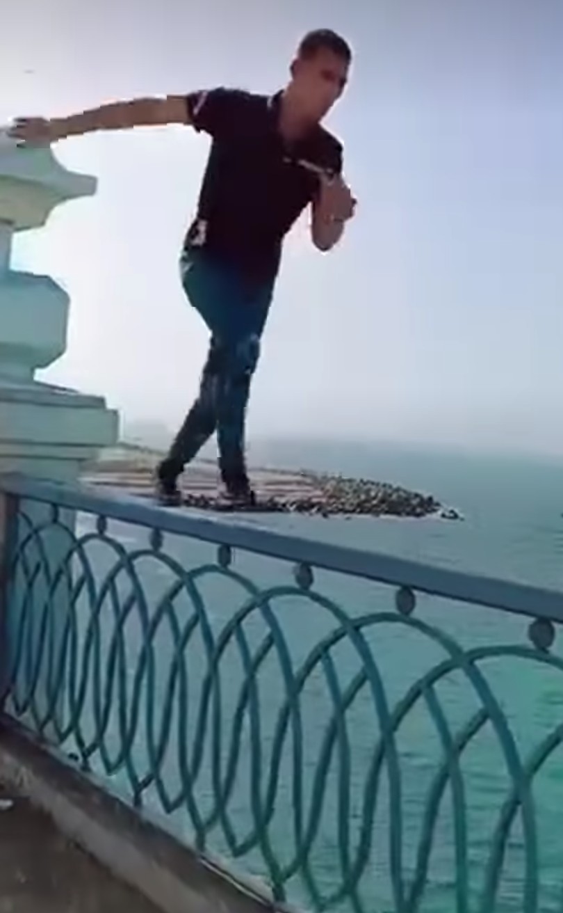 تعريض شاب حياته للخطر 