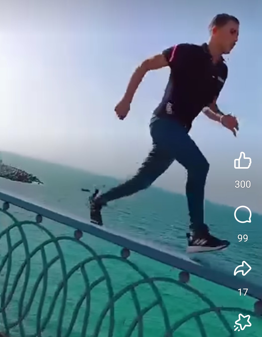 تعريض شاب حياته للخطر 