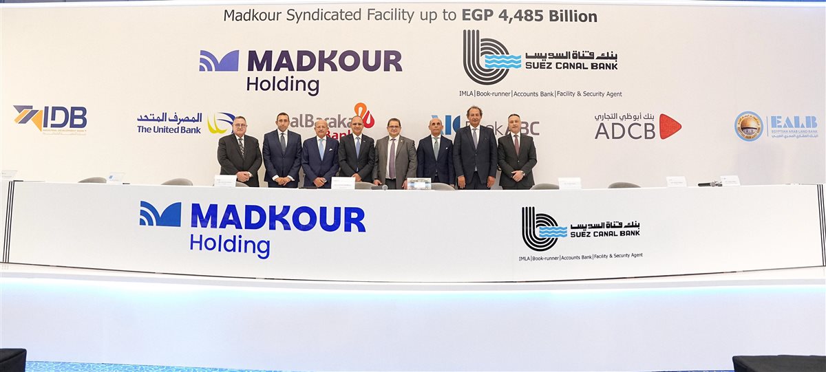 جانب من توقيع العقود