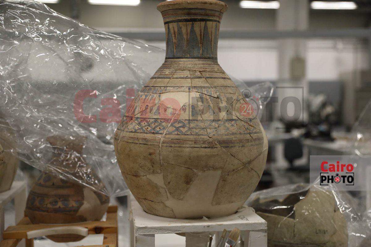 جرة فخارية تخطف الأنظار داخل المتحف المصري الكبير 