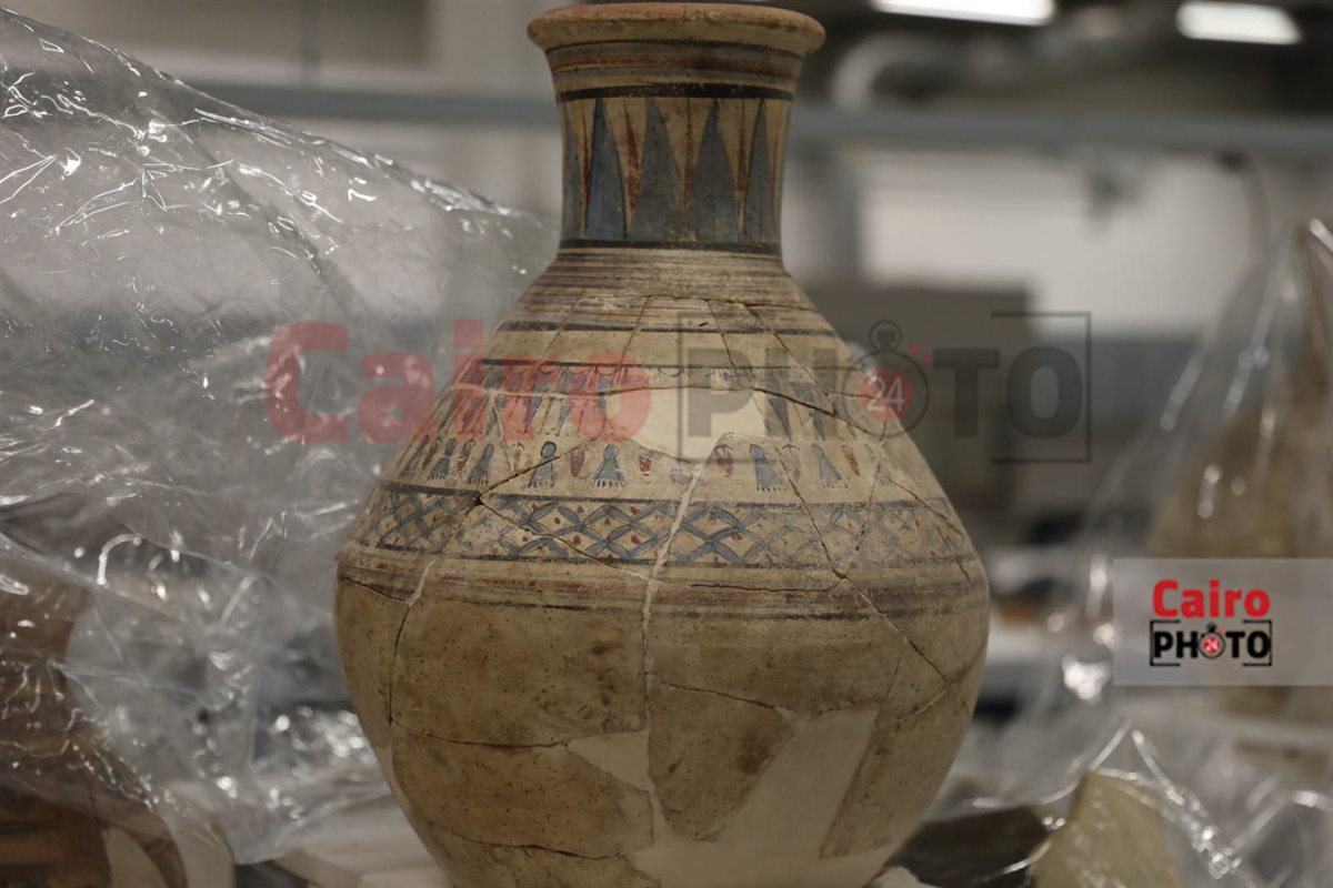 جرة فخارية تخطف الأنظار داخل المتحف المصري الكبير 