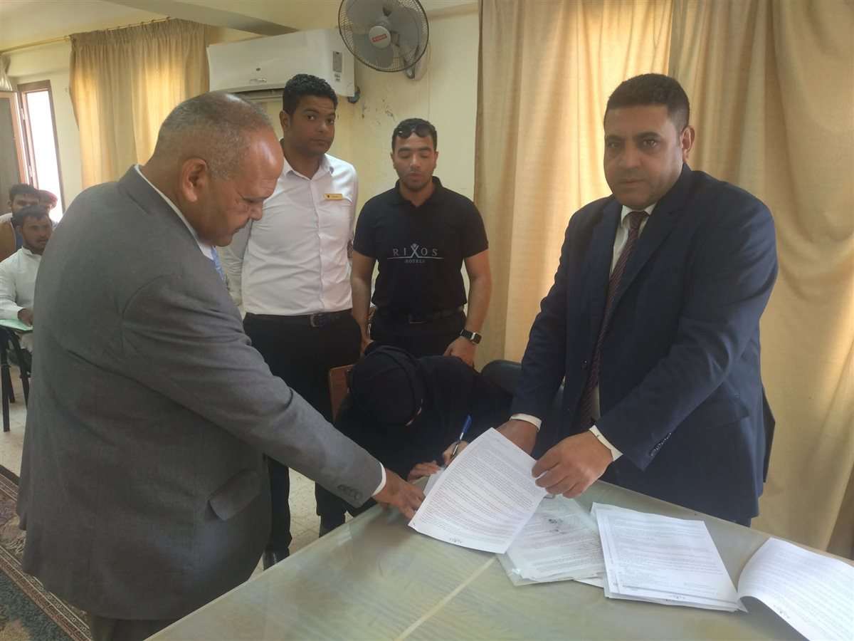 مديرية العمل تسلم 15 عقد عمل لذوي الهمم بجنوب سيناء 